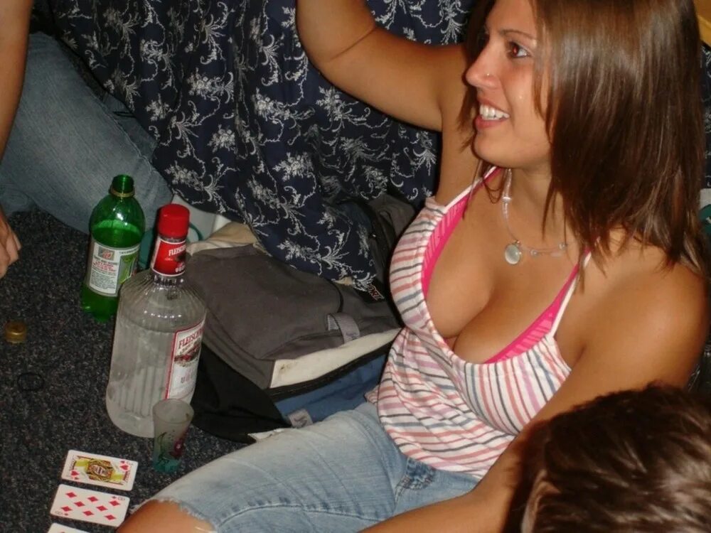 пьяные подруги. русские пьяные девочки. красивая пьяная девушка. пьяные молодые женщины. красивая пьяная девушка.