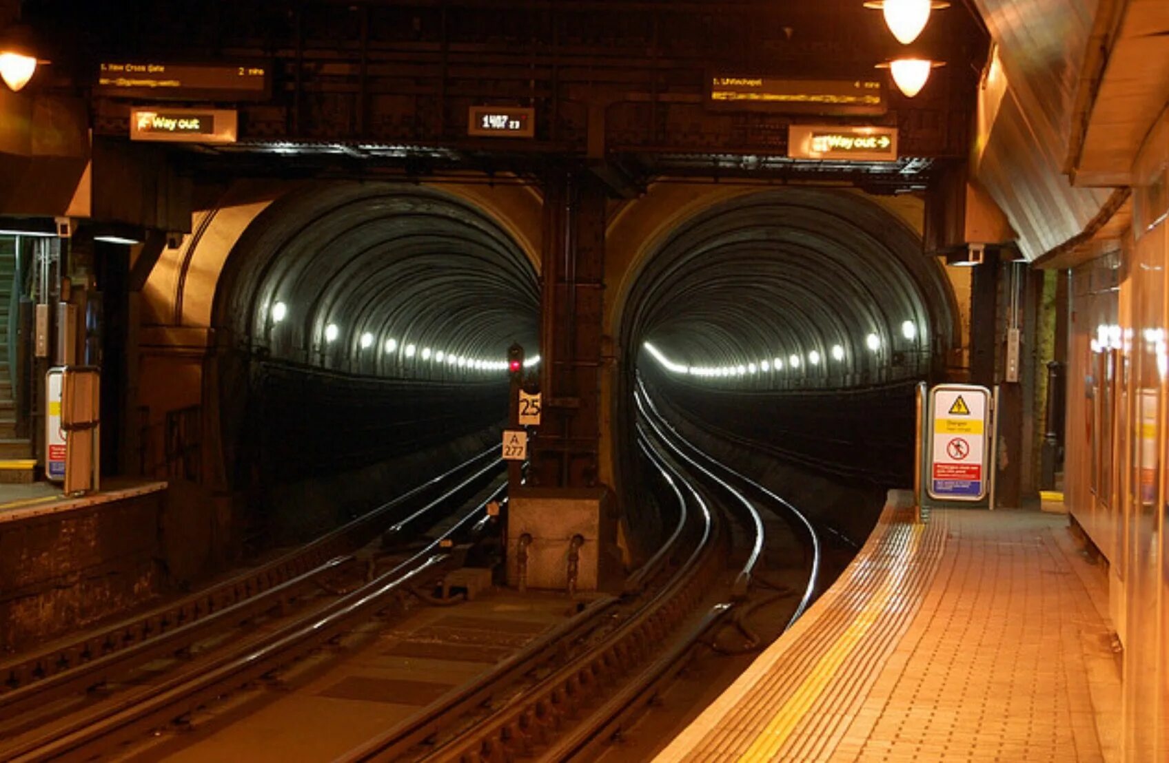 Космонавт арт. Под темой. Креативный сюрреализм. Абстракция в черно-белом цвете. Метро лондона туннели.