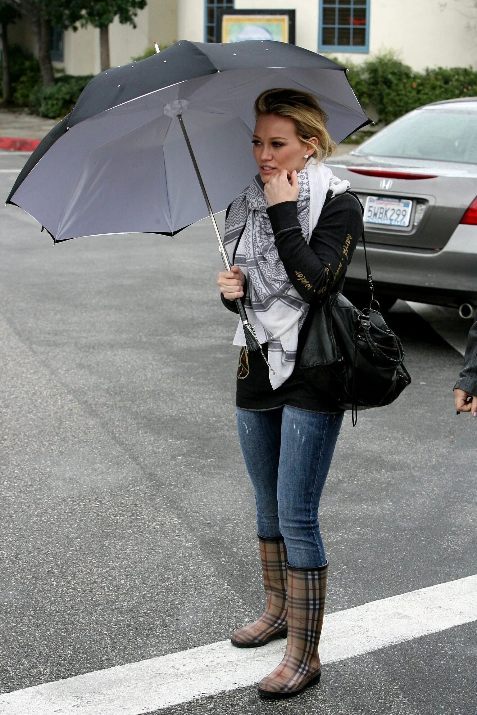 В чем идти в 20 градусов. Образ в дождливую погоду. Стильный образ с зонтом. Девушки в резиновых сапогах.