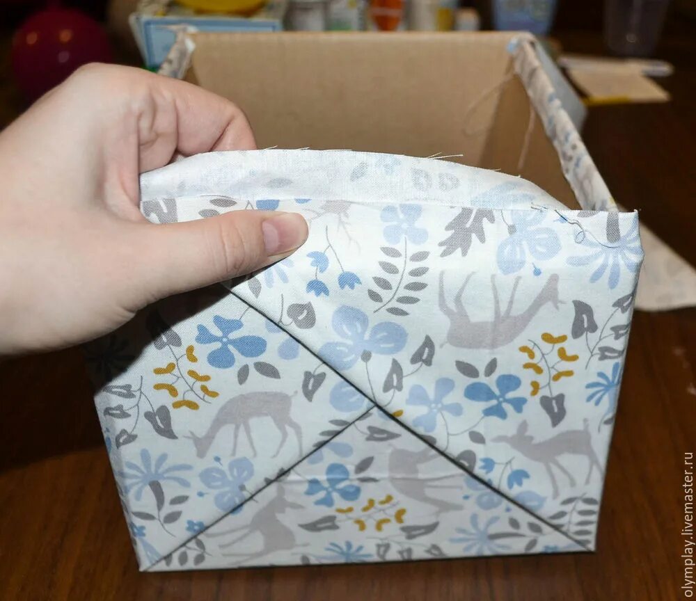 Клеющая коробочку девочка. Коробка для клеевого пистолета. Упаковать мяч в бумагу. Клеющая коробочку девочка. Клеить коробки.