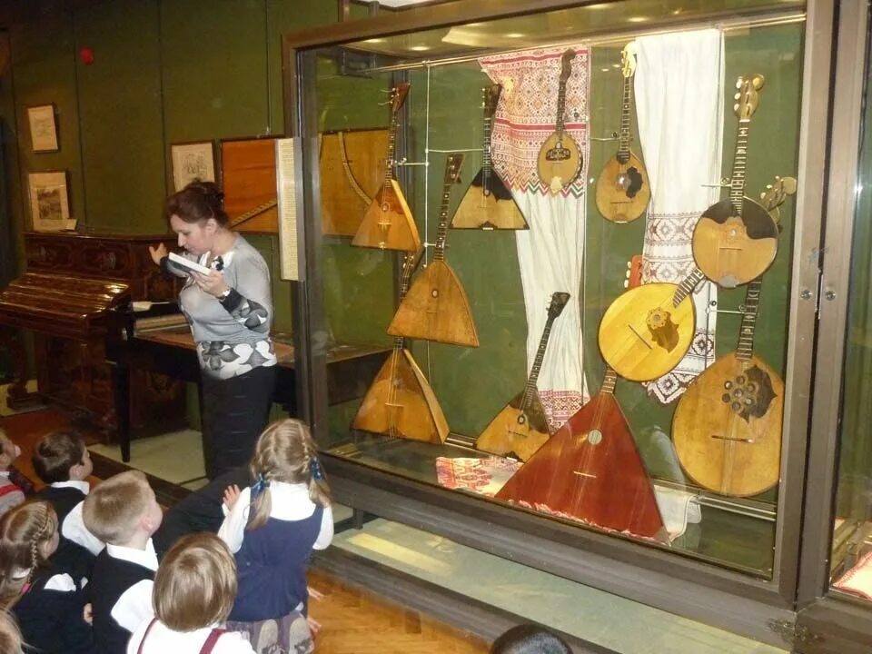 Мини музеи музыкальных инструментов в доу. Мини музей в детском саду. Музыкальный детский музей. Musical instrument museum phoenix леннон. Экскурсия в музее.