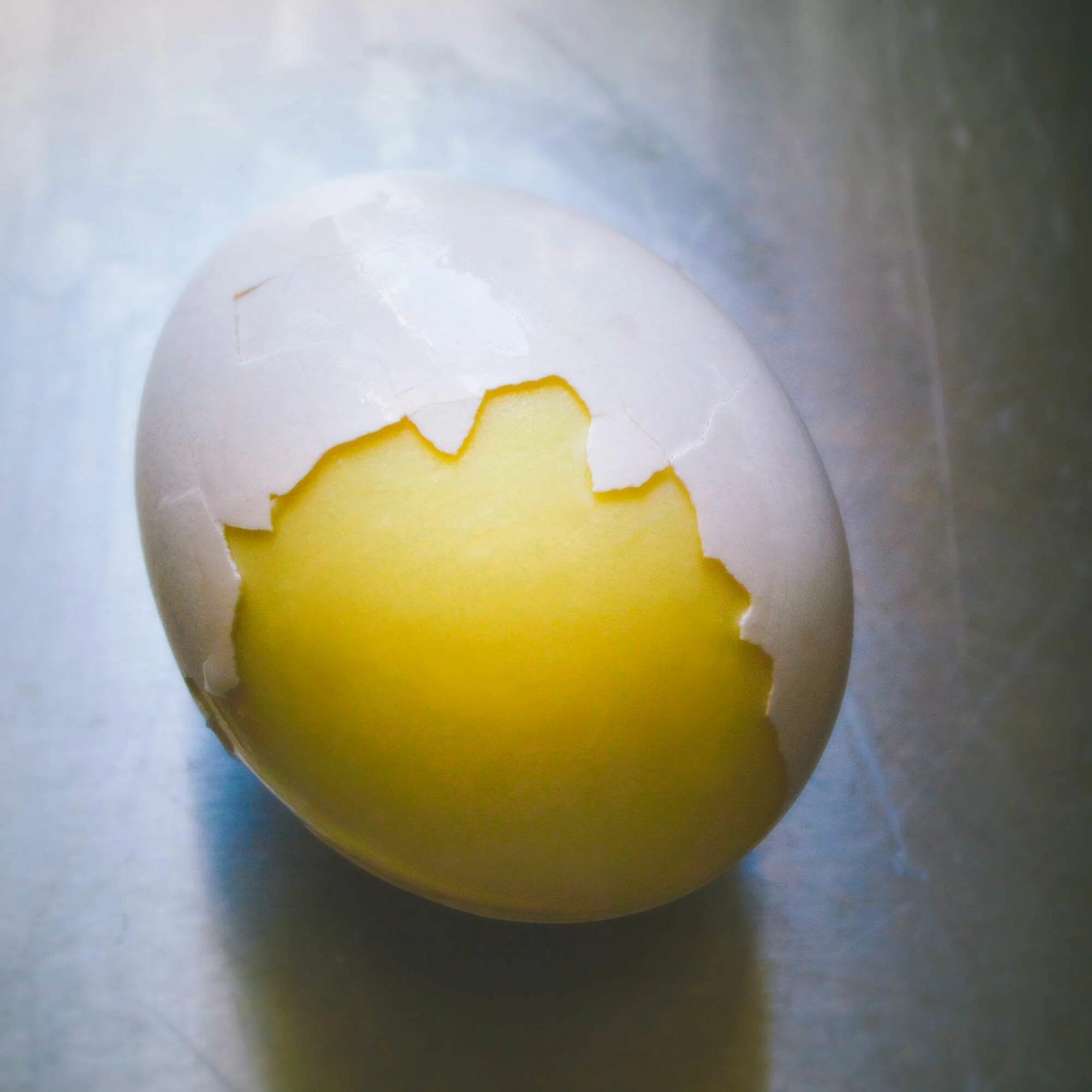 Яйцо стало черным. Яйцо. Вареное золотое яйцо. Взболтанное яйцо. Яйцо без желтка.