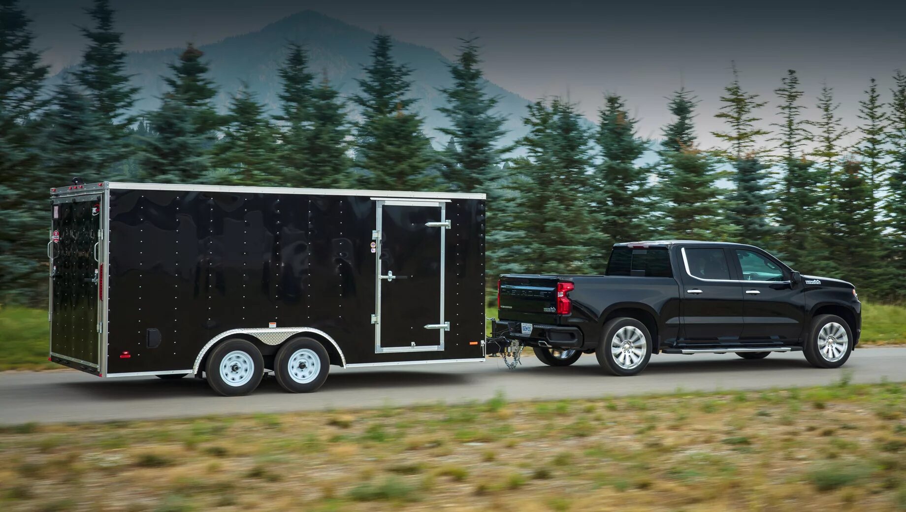 Chevrolet Silverado прицеп. GMC С прицепом. GMC Sierra с прицепом. Freightliner прицеп автодом.