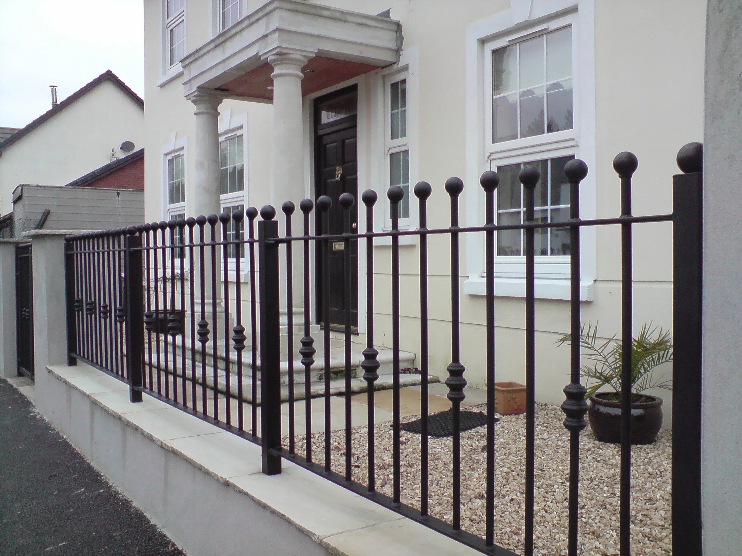 Стильный металлический забор. Сварной забор современный. Заборы для административных зданий. Металлическое ограждение территории. Забор сварной железный "зм-7-18".