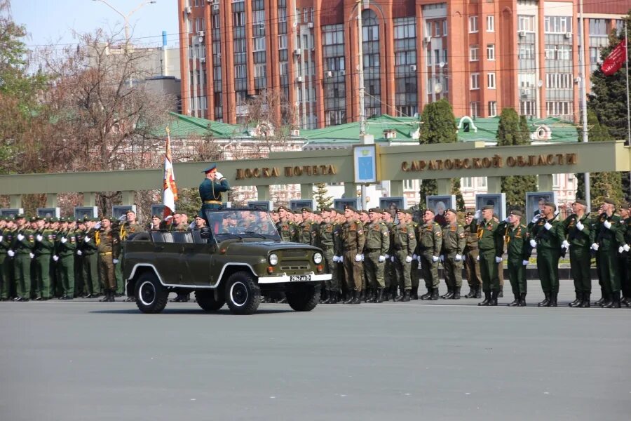 Парад 9 мая города. Парад Победы на театральной площади Саратов. Парад 9 мая Саратов. Колонны парада 9 мая. Театральная площадь Саратов 9 мая.