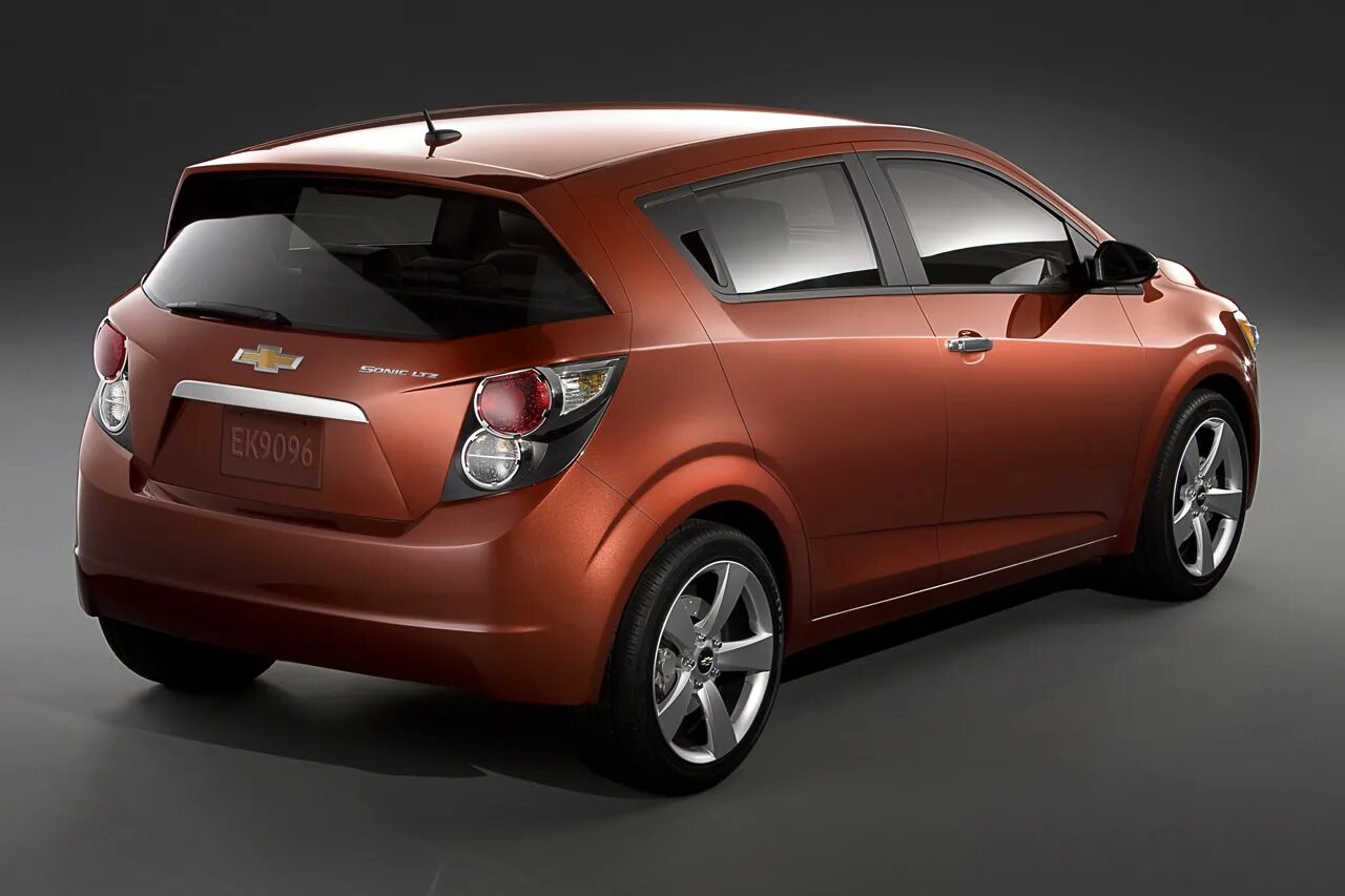 Chevrolet Aveo. Шевроле Авео Соник хэтчбек. Chevrolet Sonic 2022. Шевроле Соник 2011 хэтчбек. Автомобиль шевроле хэтчбек