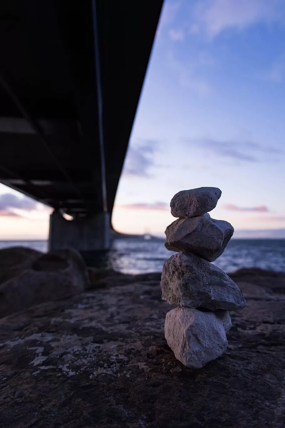 Небесный камень. Мост с камнями. Камни, небо, валуны. Равновесие в фотографии.
