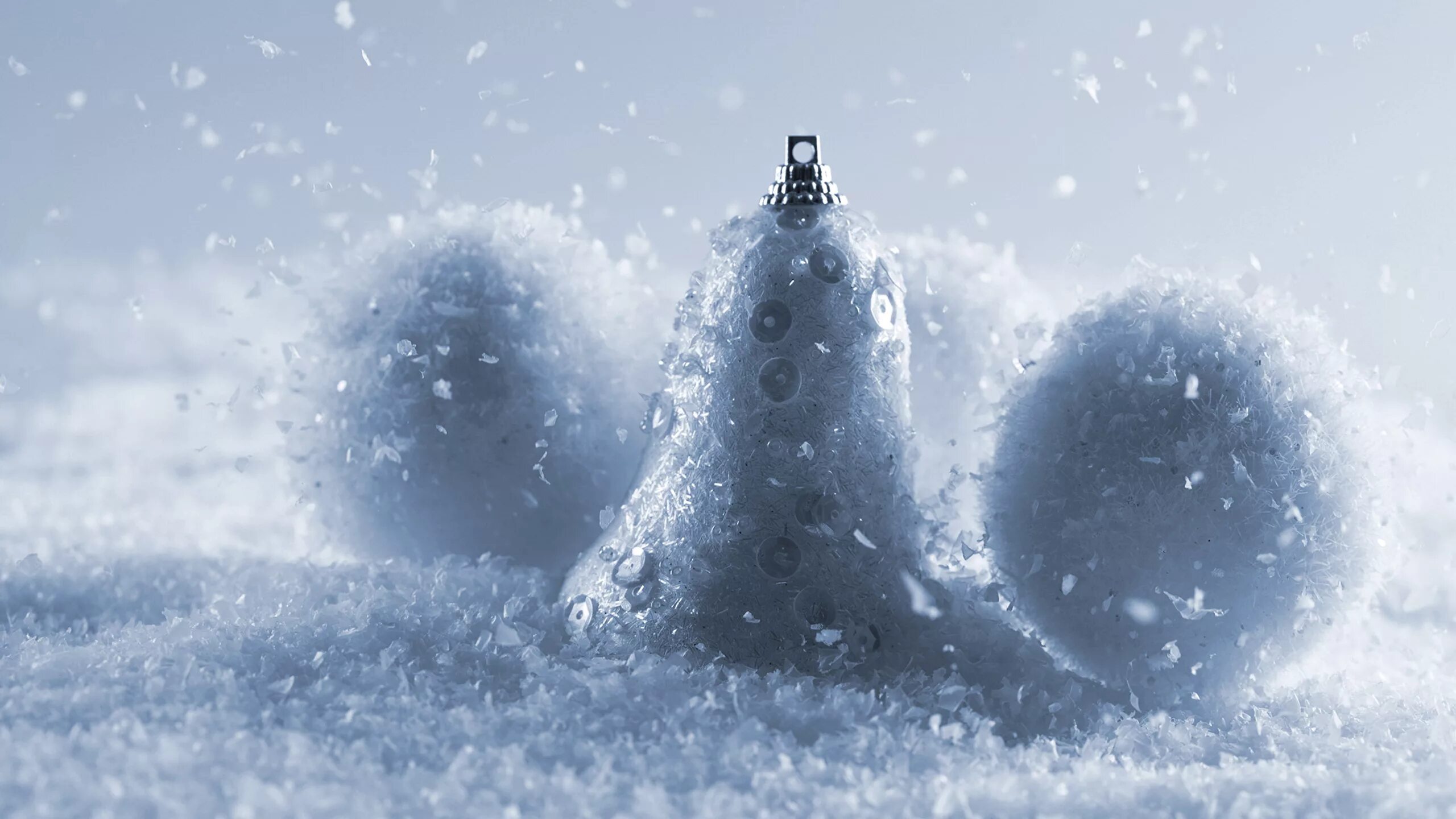 новогодний шар со снегом. новогодний снежный. новогодняя елка с шарами. новый год снег. волшебный новый год.