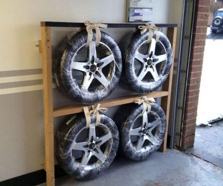 Как хранить шины летом. Хранение колес в гараже. Приспособление для хранения колес. Стеллаж для колес в гараж. Хранение колес на дисках.