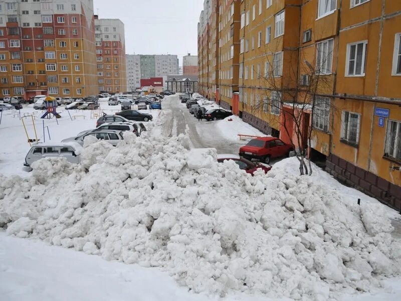 На сугробах видны. Воркута сугробы. Воркута зимой сугробы. Снежные сугробы на севере. Тосно много снега.