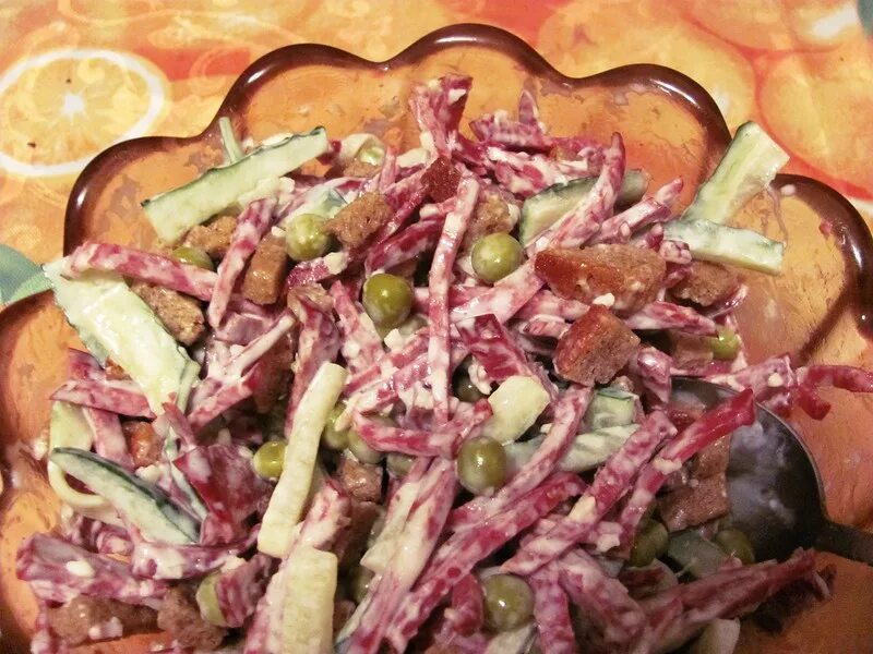 Охотничий салат с копченой колбасой и солеными. Салат немецкий с колбасой. салат с копченой колбасой.