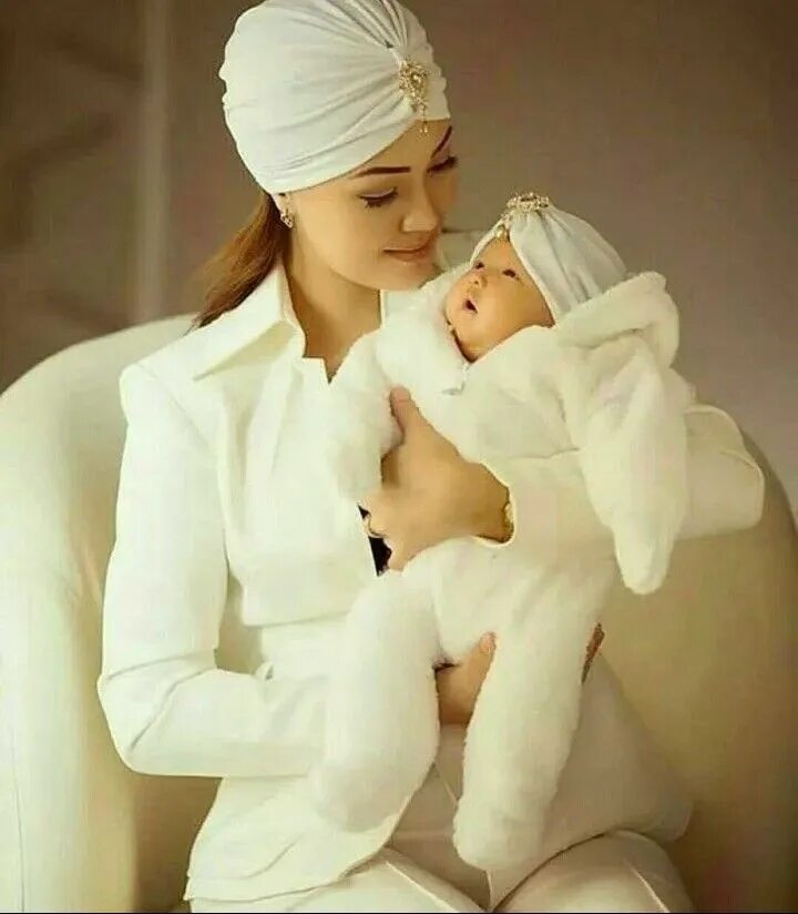 Мусульманская дочка. Райхон Ганиева 2022. Мусульманка с ребенком. Мусульманская мама и дочь. Мусульманка с ребенком на руках.