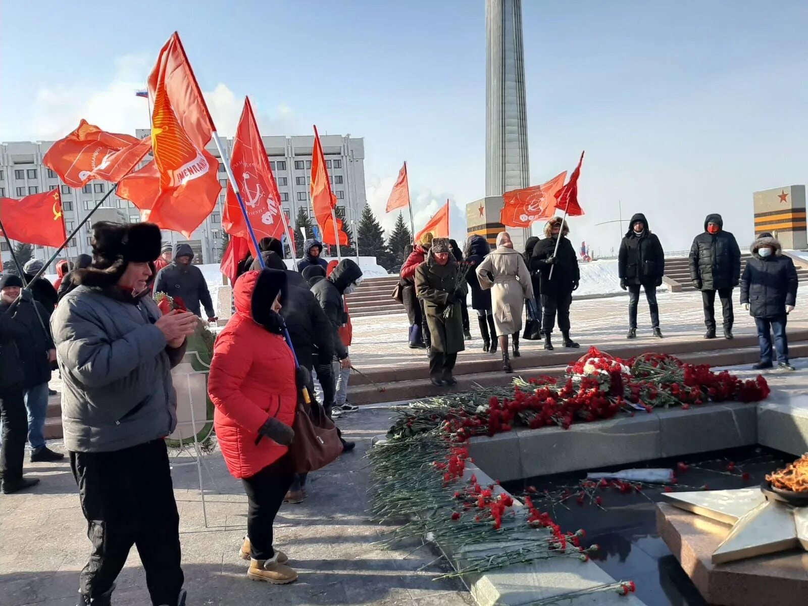 Патриотический баннер своих не бросаем. Вечный огонь. Митинг фото. 23 февраля самара мероприятия. 23 февраля самара мероприятия.
