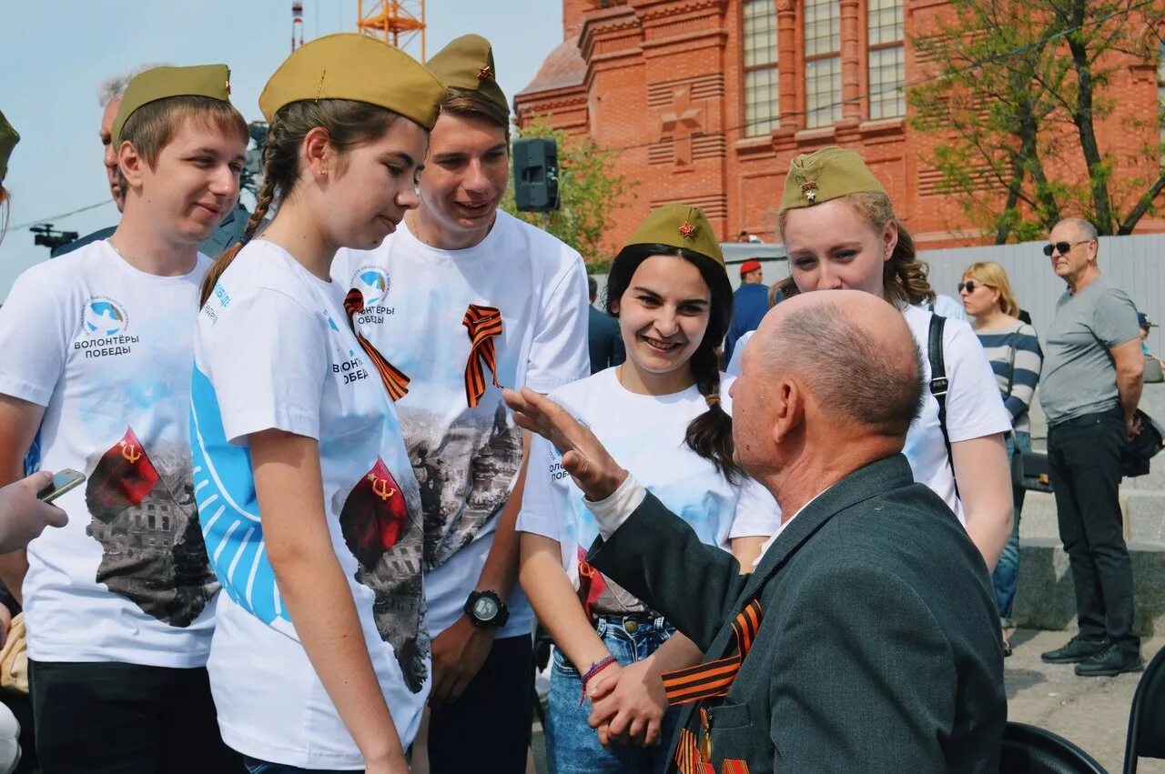 Волонтеры проводят мероприятия. Волонтеры Победы Волгоград. Патриотическое волонтерство. Волонтеры Победы с ветеранами. Парад волонтеров.