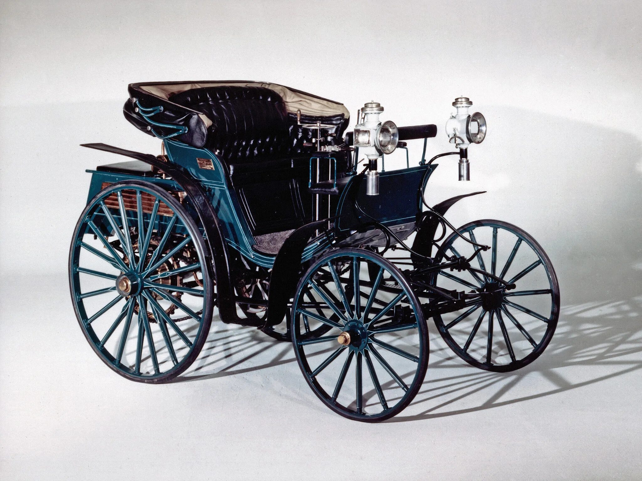 Первый автомобиль бенца. Benz velo 1894. Первый автомобиль Бенца Victoria 1893.