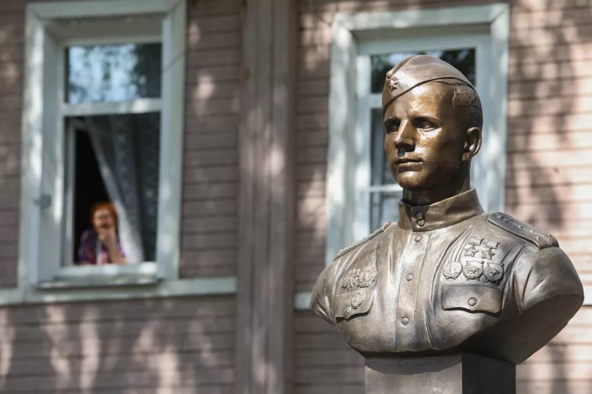 Памятник александру александрову. Памятник Александру Клубову в Вологде. Памятник Клубова Вологда. Бюст Клубова Вологда. Памятники бюсты в Вологде.