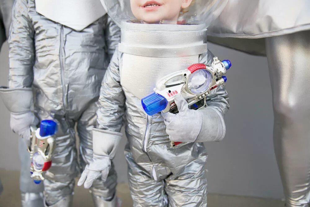 Игольчатый скафандр. Космический костюм. Космические костюмы для детей. Космический костюм для девочки. Костюм на космическую вечеринку.
