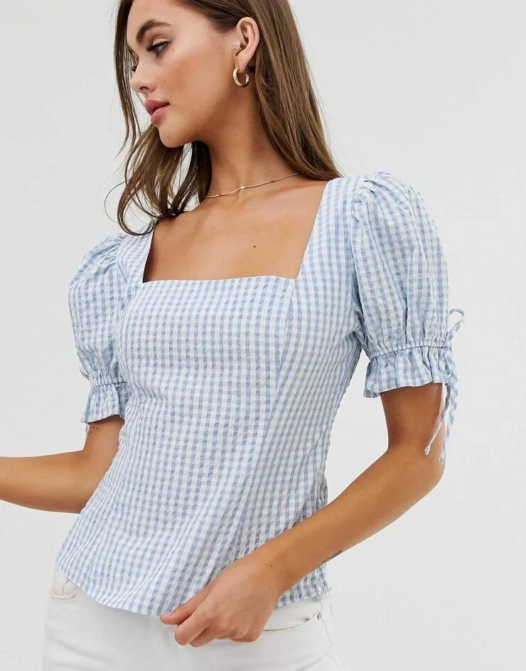 Майка с квадратным вырезом. Топ с квадратным вырезом. Блуза с квадратным вырезом. Прямоугольная горловина. Блузка с квадратным вырезом.