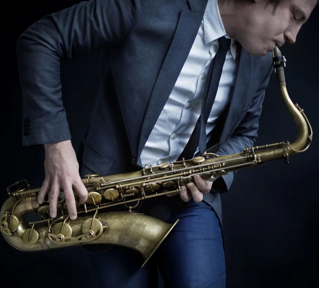 Play saxophone