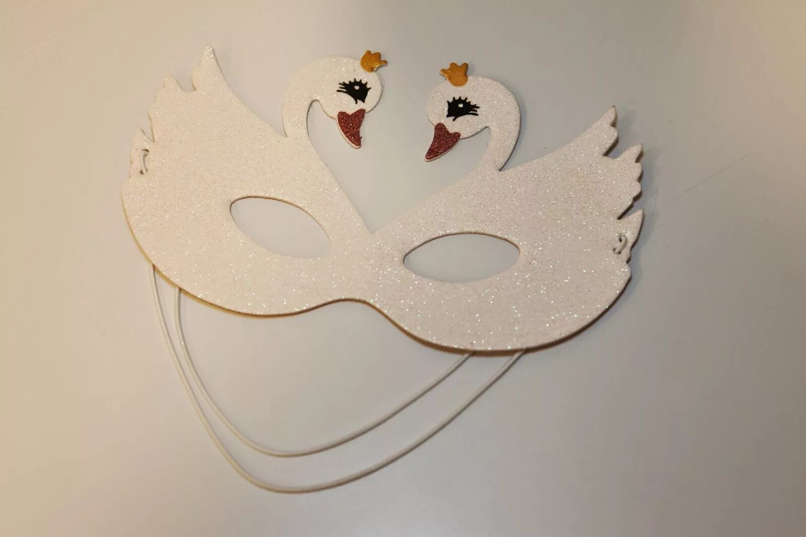 Театральная маска своими руками. Новогодние маски. Маскарад из бумаги. Маска бумагопластика. Карнавальные маски для детей.