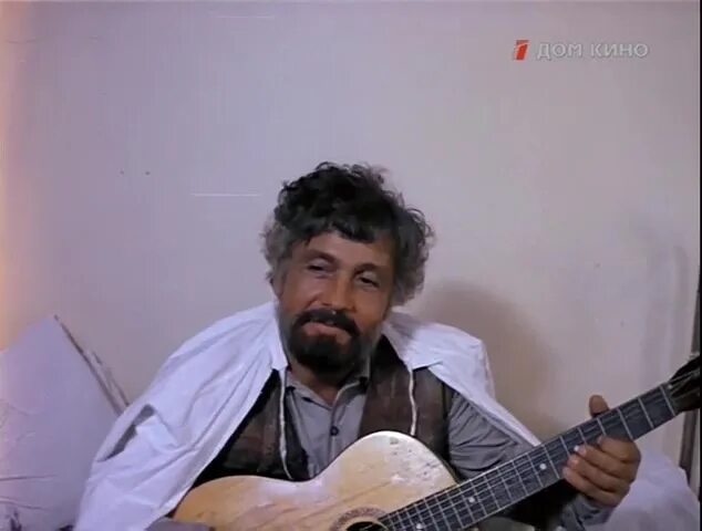 Михай волонтир в фильме цыган. Баста нас не нужно жалеть. Нас не надо жалеть ведь и мы никого не жалели. Михай волонтир будулай. Не надо жалеть.