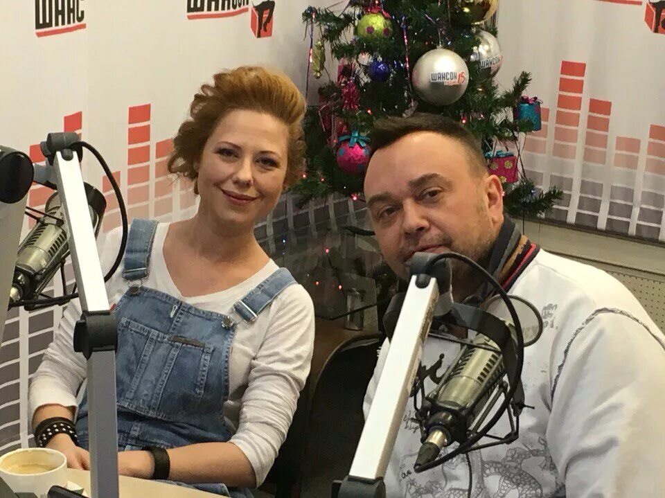 Александр бон и игорь паньков подъемники. Марина кравец шоу утреннее. Утреннее шоу сериал постер. Утреннее шоу программы. Утреннее шоу программы.