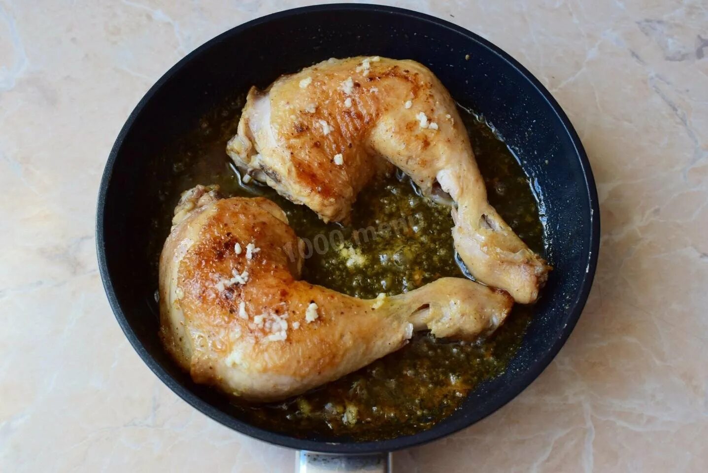Сколько жарить куриные окорочка на сковороде. Окорочка жареные. куриные окорочка на сковороде. жареные окорочка на сковороде. окорочок куриный жареный.