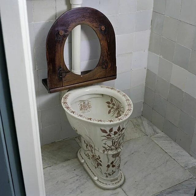 Унитаз из фаянса. Фаянсовый унитаз. Фаянсовый унитаз. Сортир фаянсовый. Фарфоровый унитаз.