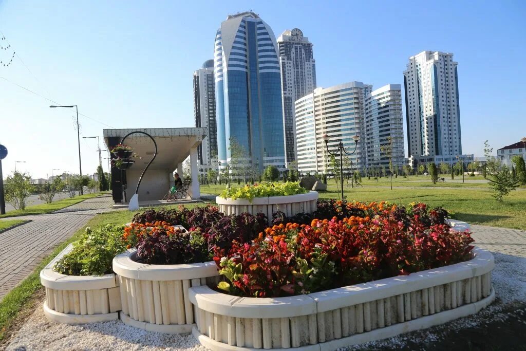 Цветочная аллея в грозном. Парки в грозном. Парк материнской славы в грозном. Грозный парк цветов. Цветочный парк грозный аттракционы.