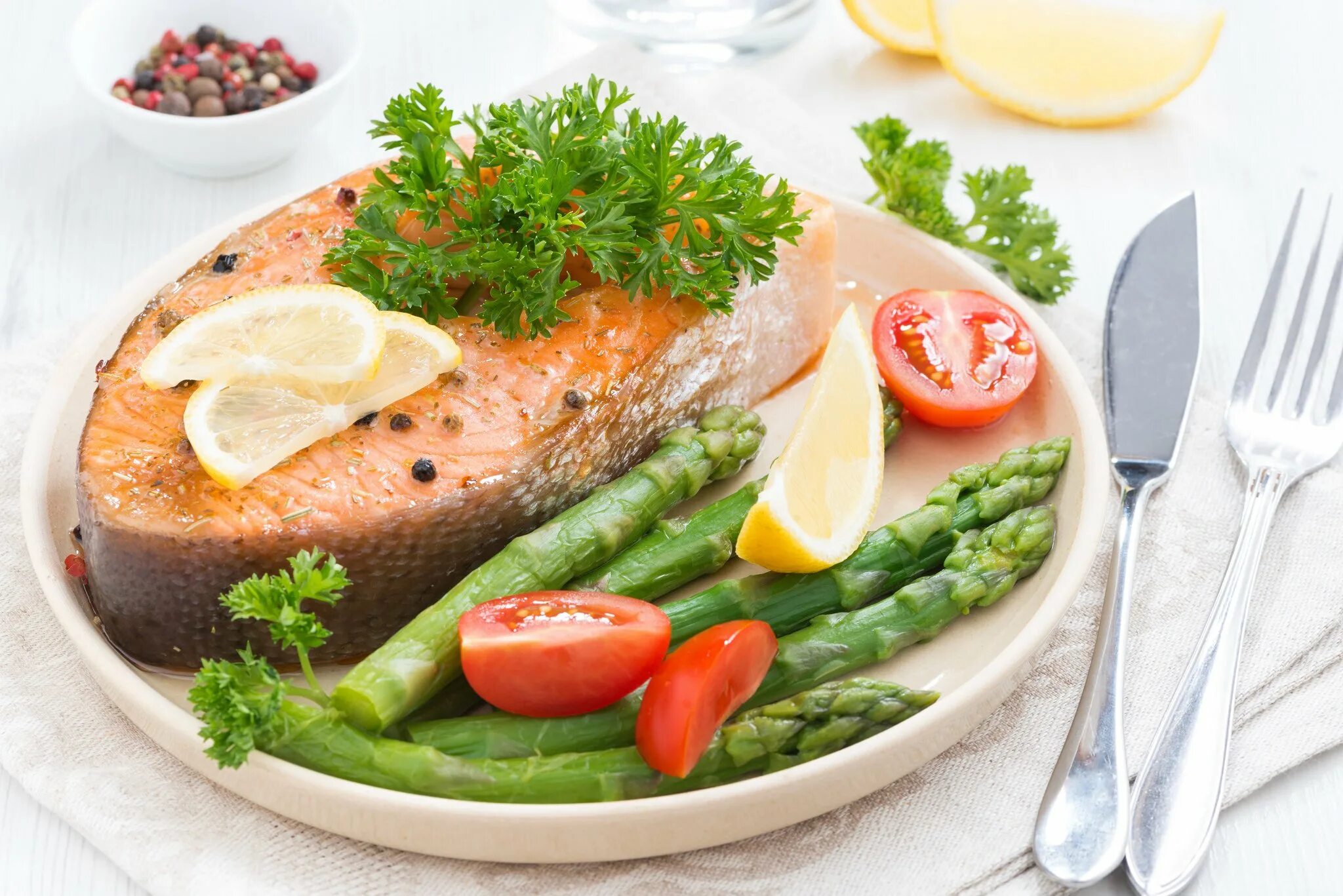 Рыба является мясом. Мясные и рыбные блюда. Рыба с овощами. Красивые блюда из рыбы. Гарнир из овощей к рыбе.