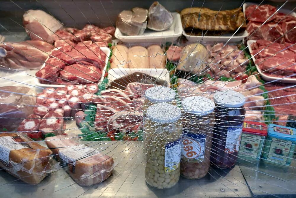 Просрочка для животных. Просроченные продукты на корм животным. просрочка на корм животным. переработка просроченных продуктов на корм для животных. переработка просроченных продуктов питания в корма для животных.