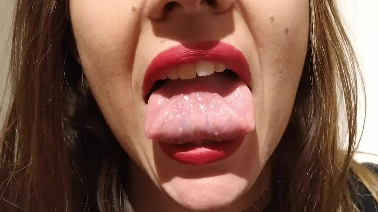 красивые девушки с длинными языками. лицо женщины с открытым ртом. самый длинный женский язык фото. фото женских языков. открытый рот женщины.