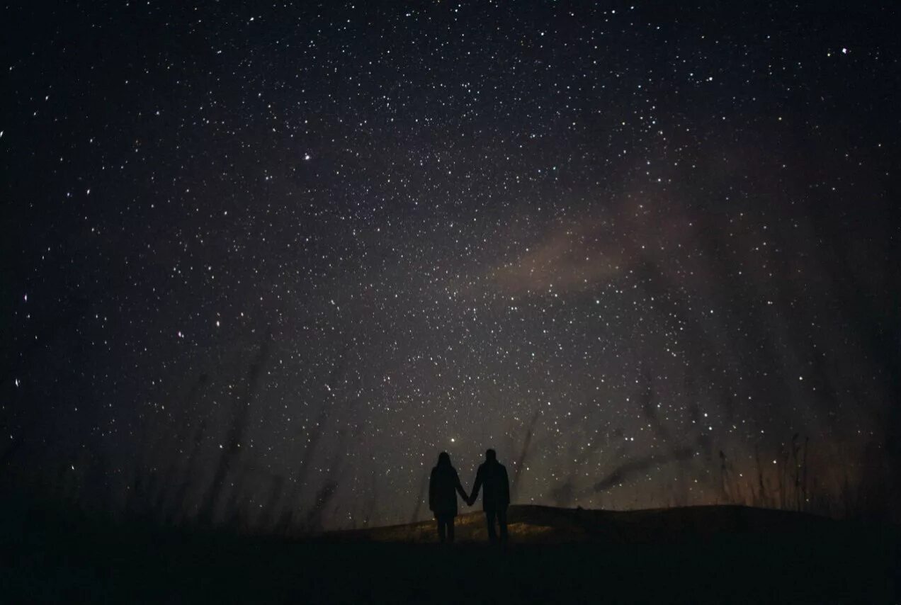По ночам несмотря на звездное небо сырая. Звездное небо и человек. Звездное небо фон. Пара на фоне звездного неба. Человек под звездным небом.