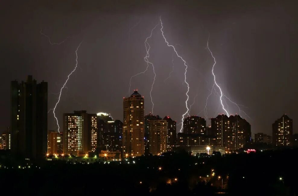 На Москву надвигается гроза. Гроза в Москве. Сильная гроза. Высотки Москвы в грозу.