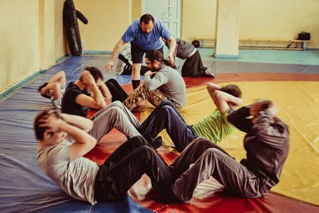 физические упражнения. комплексы физических студентов. физкультура в вузе. студенты на физкультуре. кроссфит тренировки.