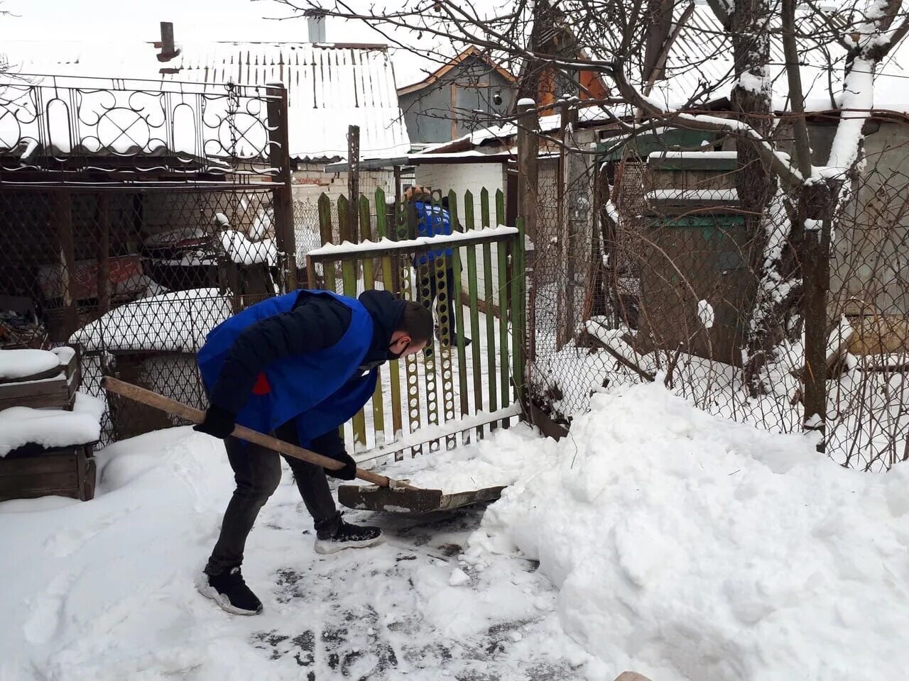 Сугробы во дворе. Снег во дворе. Уборка снега во дворах. Чистить снег во дворе. Чистить снег в деревне