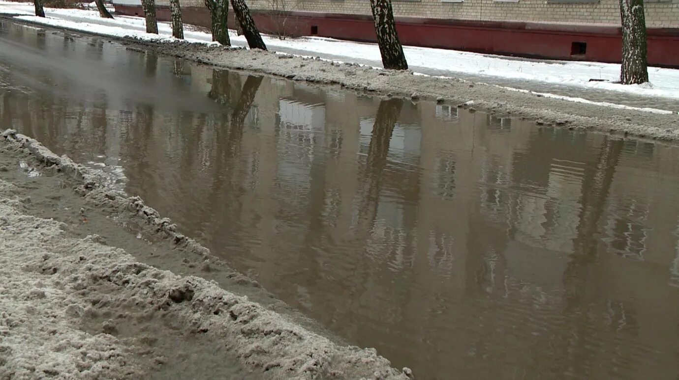 Огромная лужа на дороге. Талые воды. Огромная лужа зимой. Лужа зимой. На дорогах лужи скоро выйдут