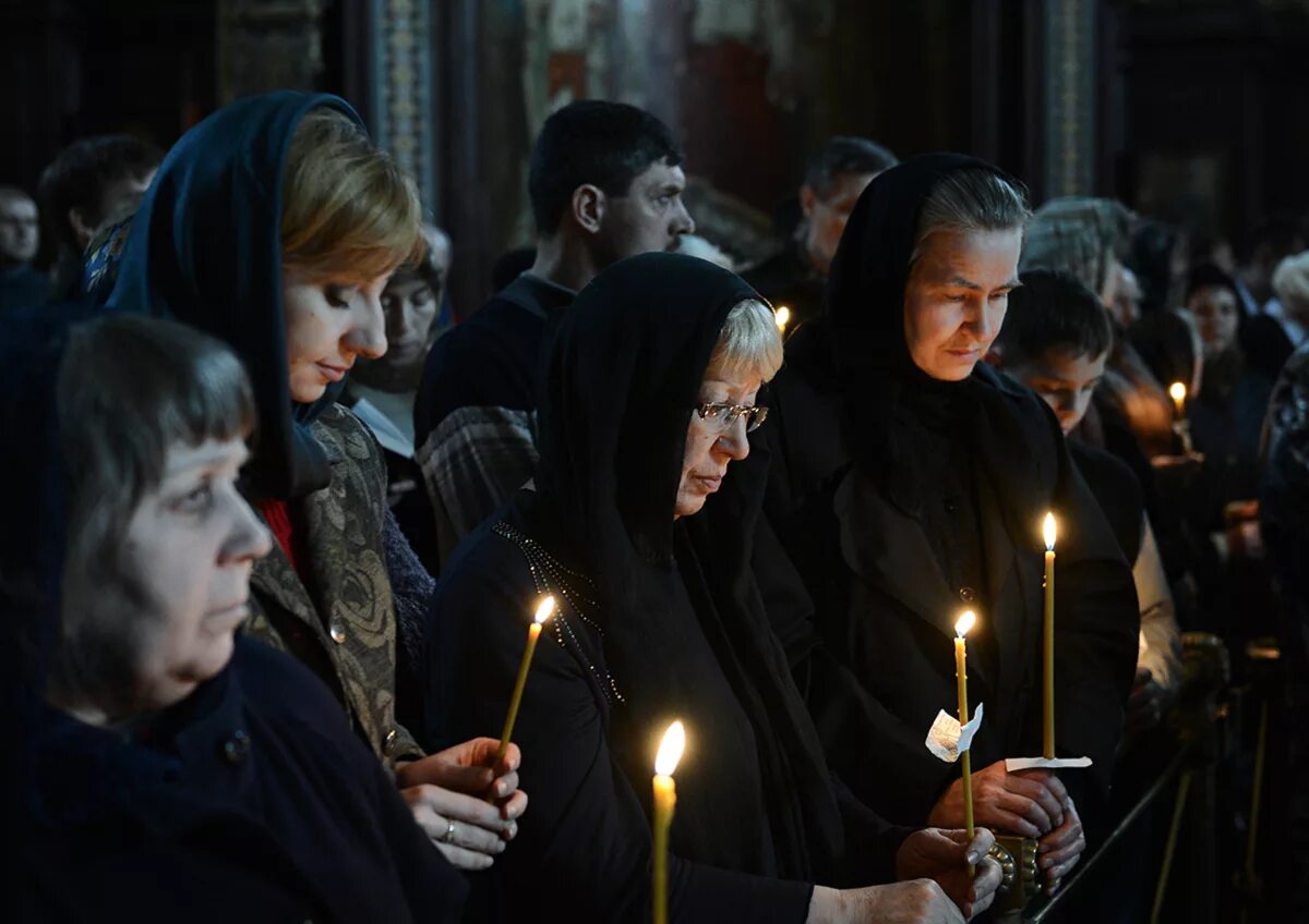 Поминки усопшего. Панихида в храме. Поминки в церкви.