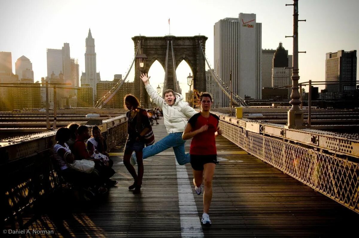 Надолго в городе. Нью-Йорк люди Бруклинский мост. Бруклин район Нью-Йорка. Нью Йорк ,Бруклин ,Манхеттен Авеню.
