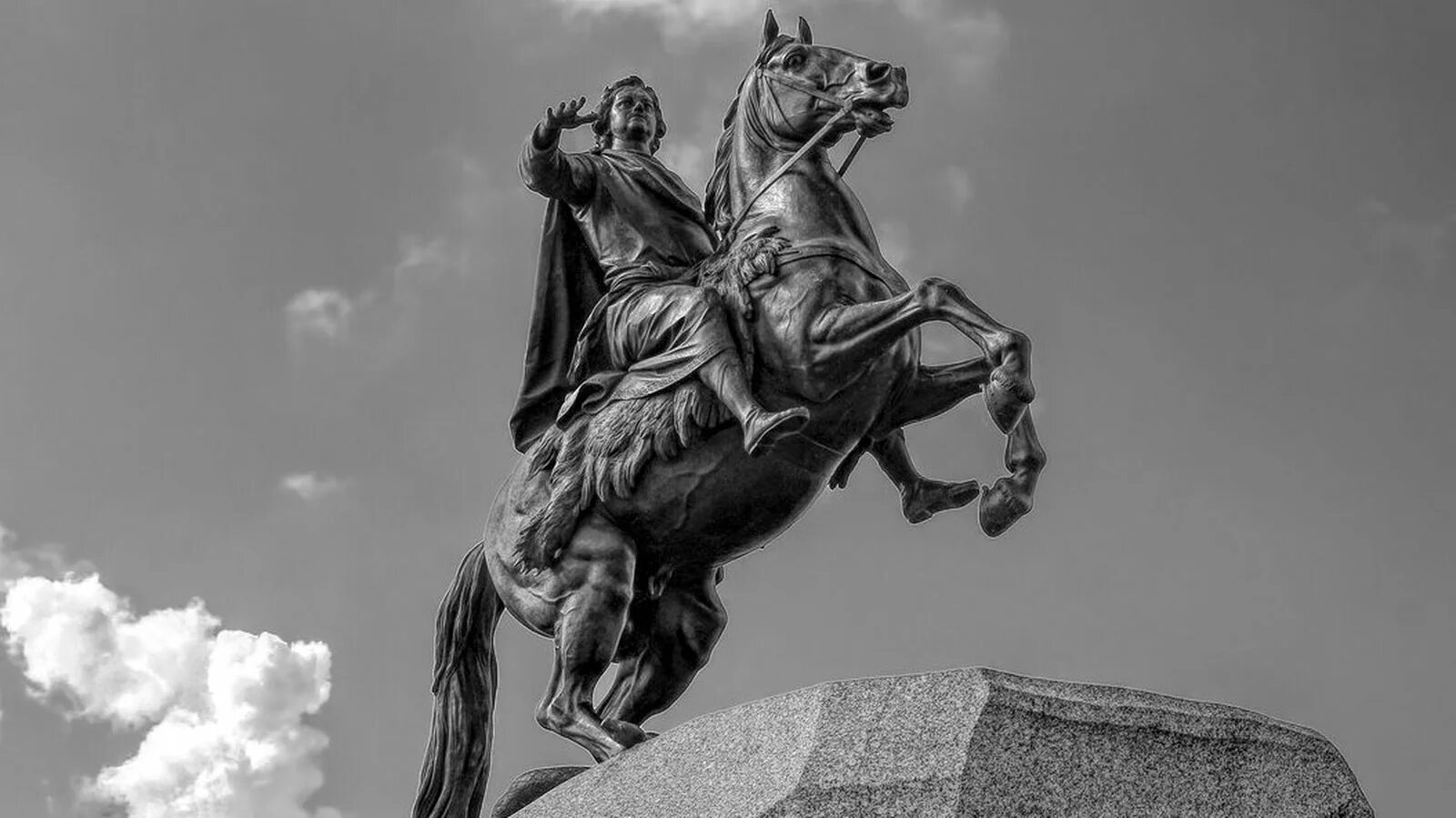 Какие памятники создал симонов. Фальконе медный всадник. Фальконе памятник Петру 1. Конная статуя Петра 1 Фальконе.