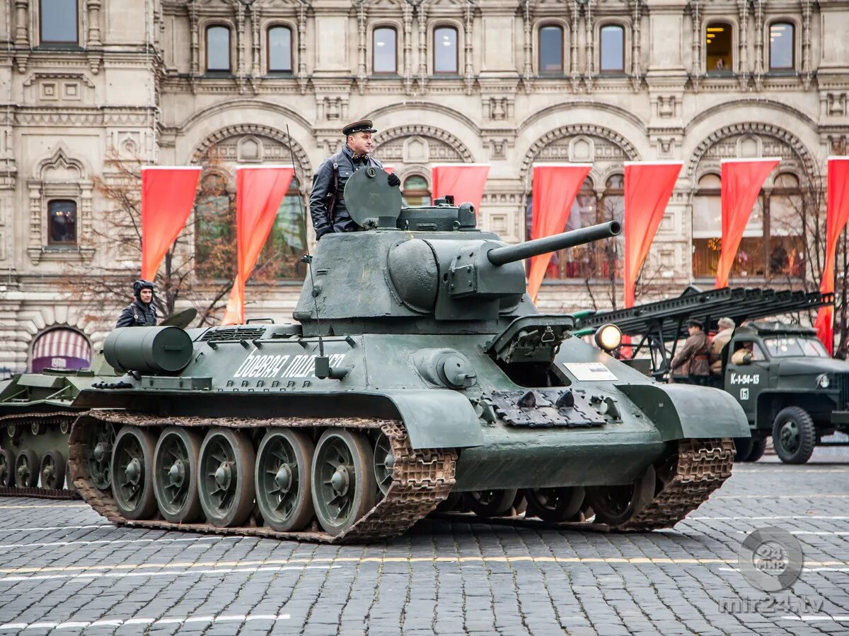 Т 34 победы. Танк т34 танк Победы. Танк т-34 на красной площади. Танк т-34 на параде Победы 1945. Т 34 на красной площади.