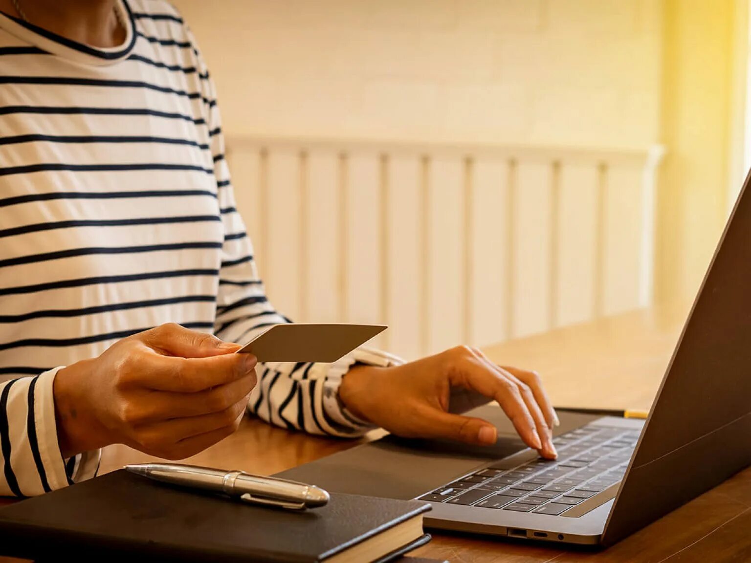 Credit applications. Кредитка на столе. кредит онлайн. online credit. кредит фото к социальной сети.