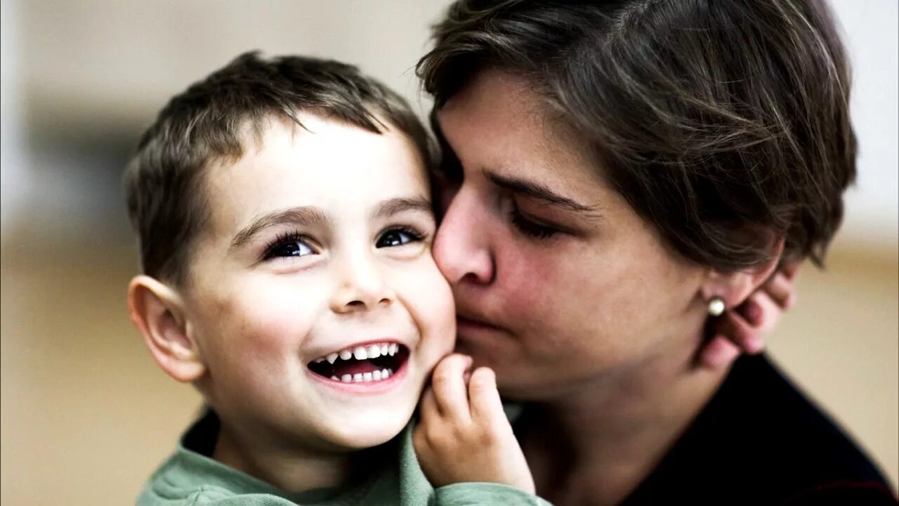 Т мать друга. Фотосессия мама и взрослый сын. Фото мамы с сыном красивые. Аутичный ребенок с мамой. Фото со взрослым сыном.