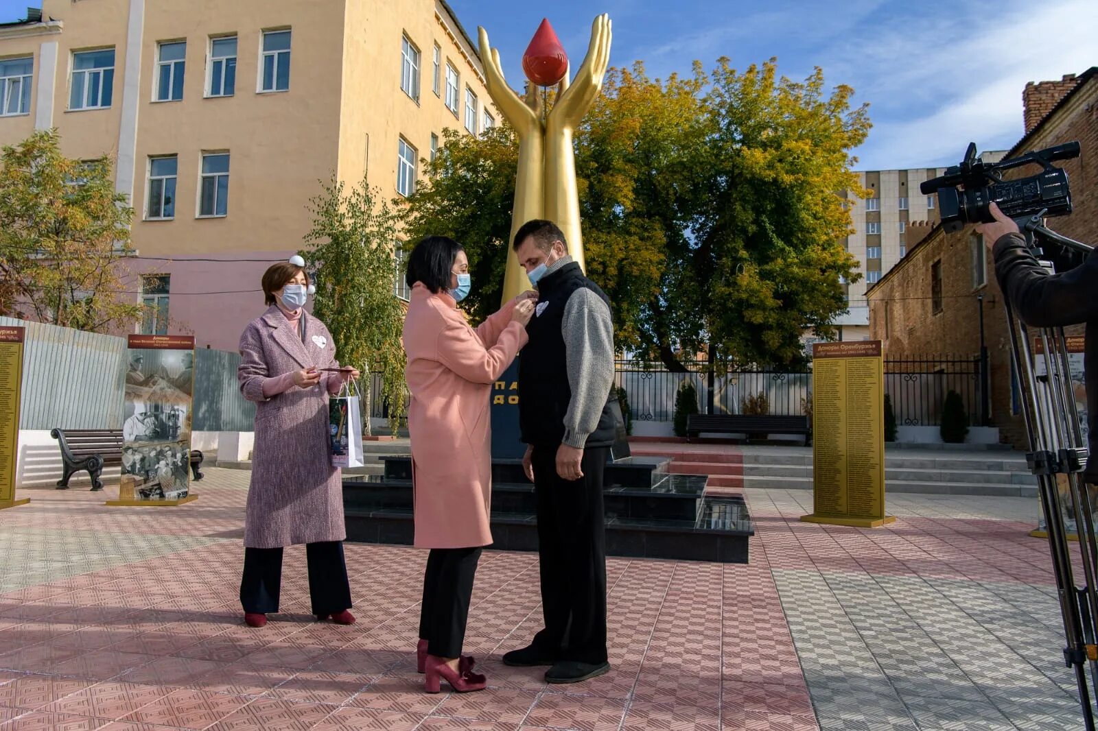 Донорство оренбург. Спасибо донор Оренбург. Памятник донору Оренбург. Сквер доноров Красноярск. Памятник донору Оренбург видео.