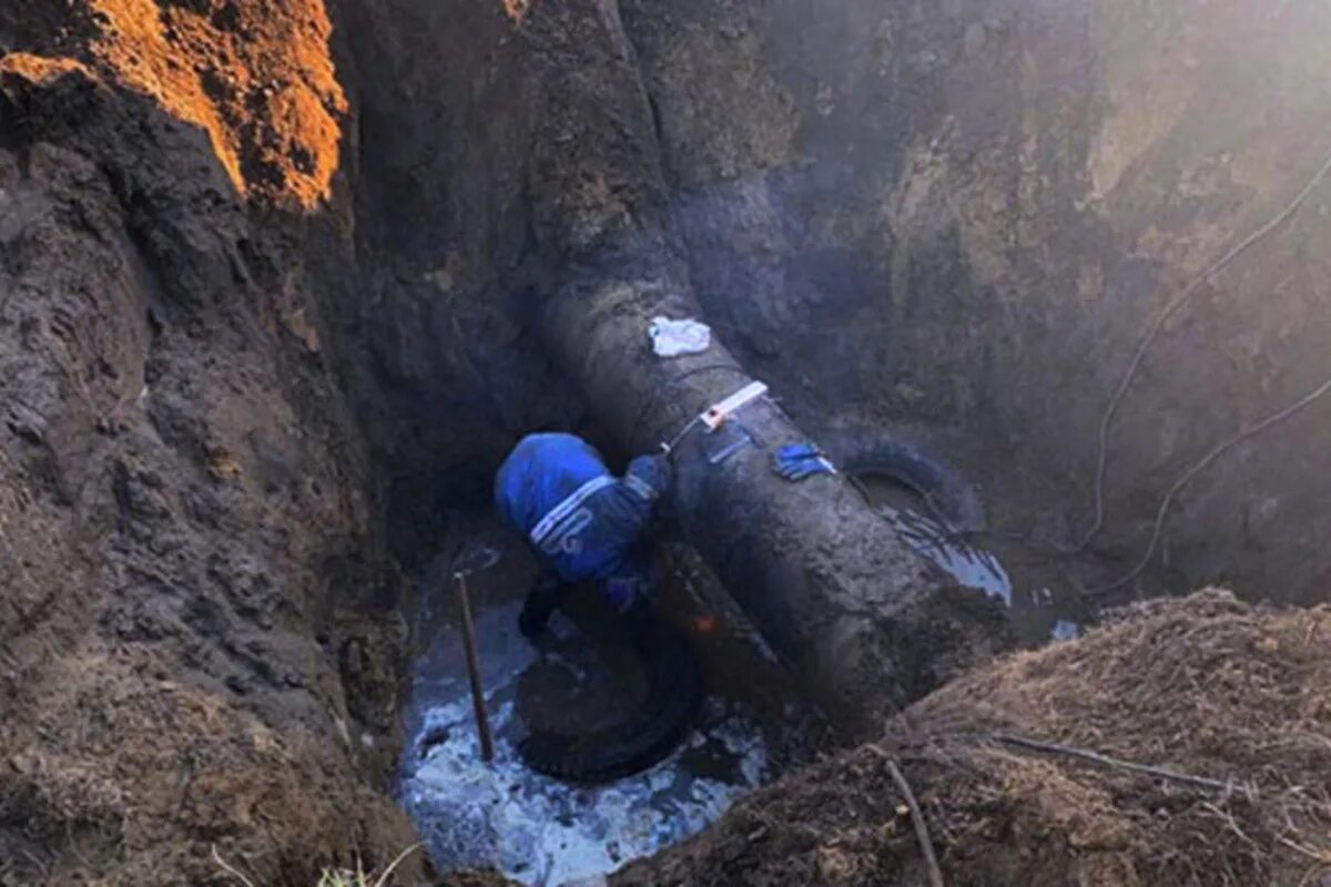 Порыв трубы водопровода. Порыв разбор. Повреждение тепловых сетей. Аварии на коммунальных системах. Авария на водоводе.