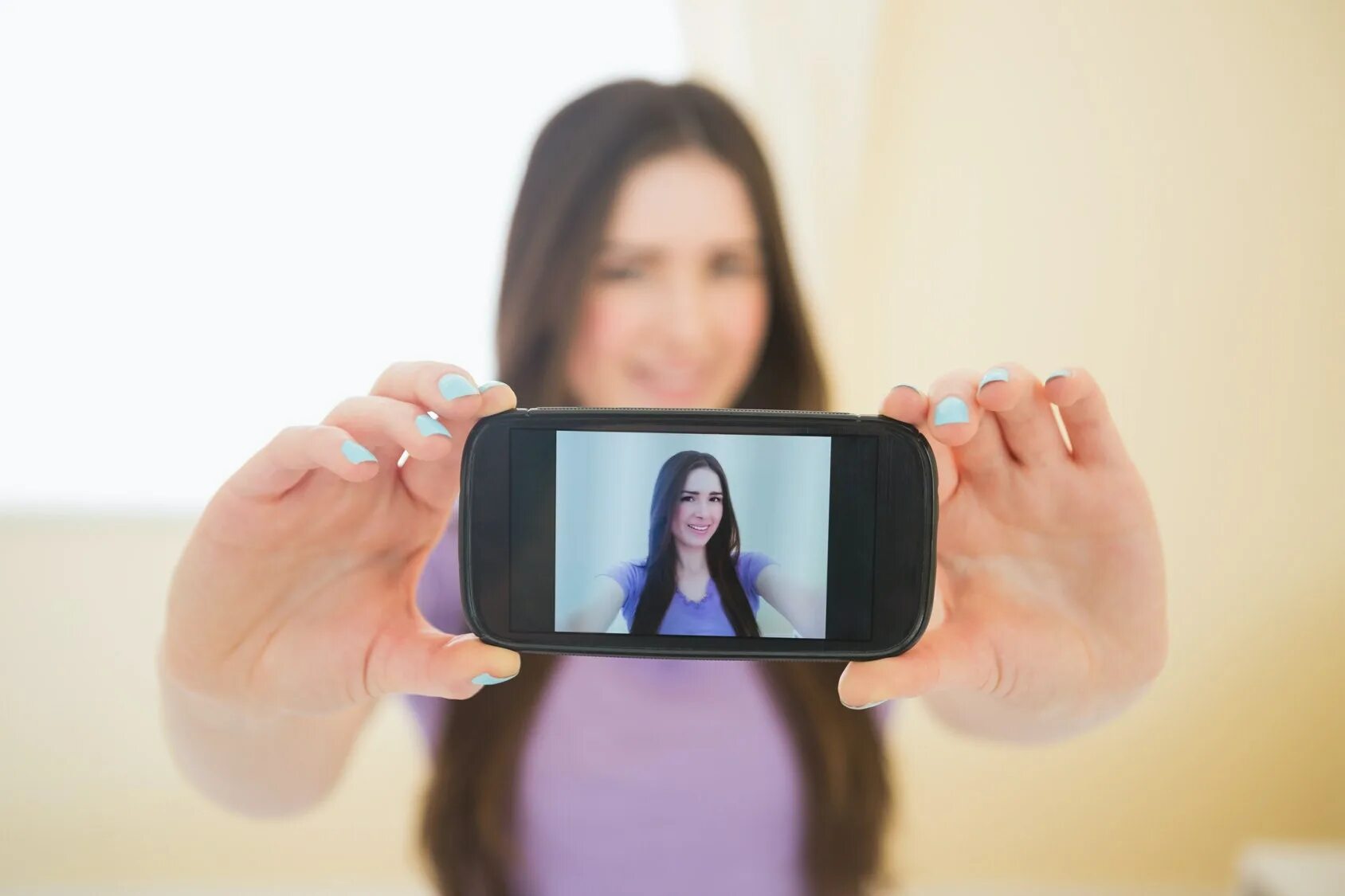 Девушка с фотокамерой. Камера для съемки. Как называется где девушки на камеру. Девушка с фотоаппаратом в руках. Шпион, который меня кинул фильм 2018.