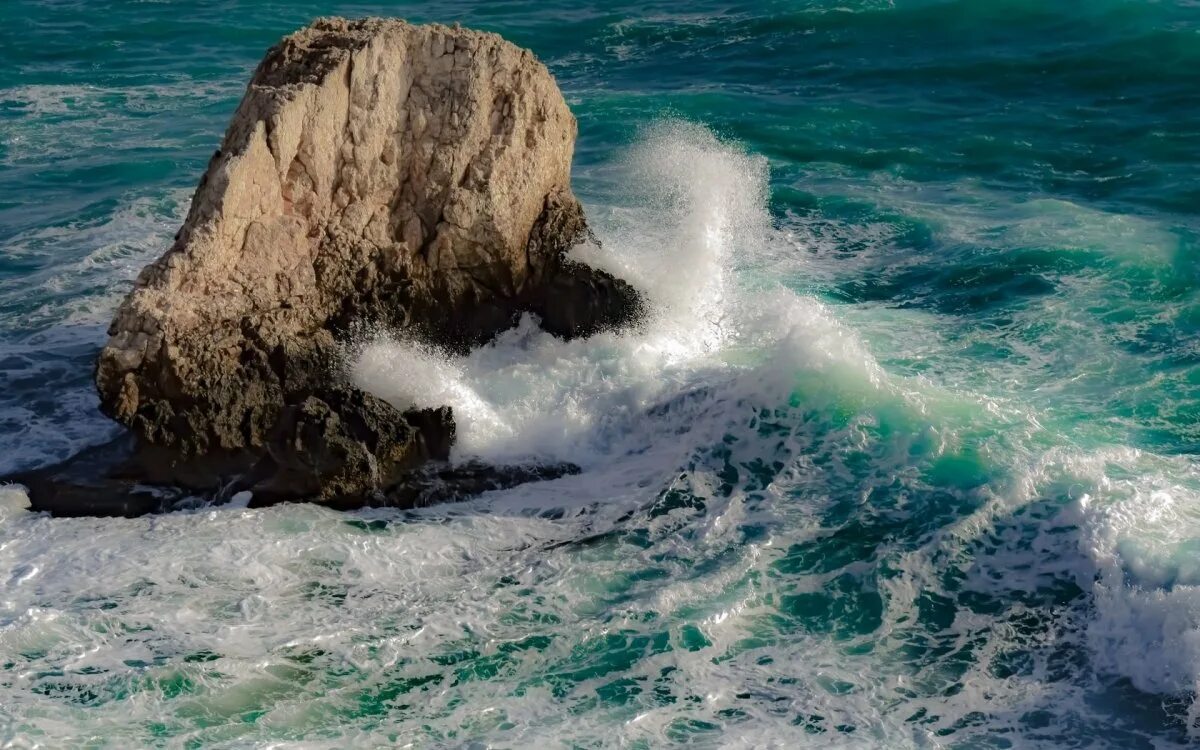 море скалы шторм крым. море скалы шторм крым. волны и скалы. красивые морские волны и скалы. скандинавия скалы штормящее море.