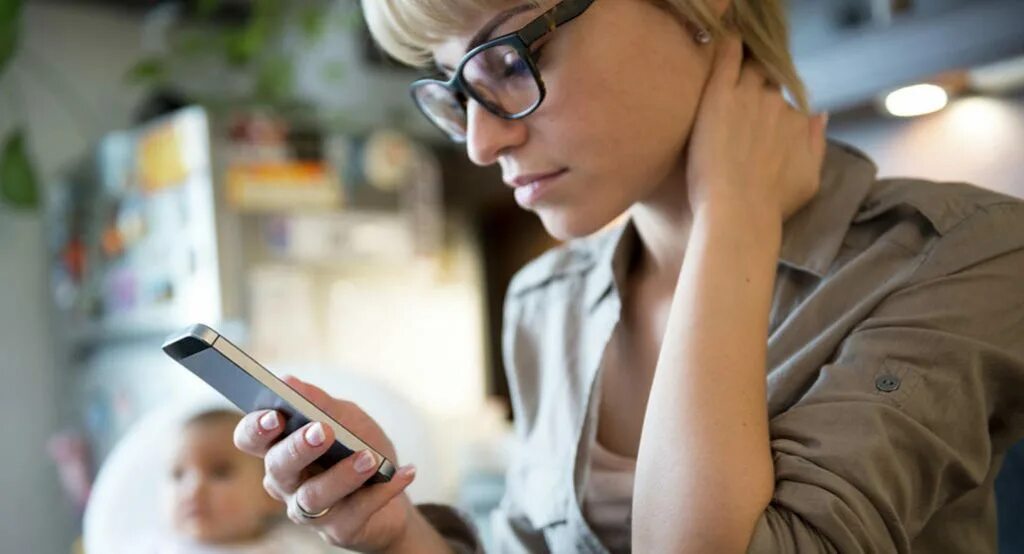 мобильник в руке у мужчины. на телефоне я сам найду.