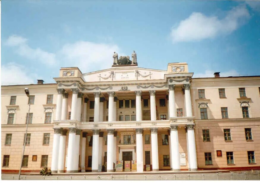 Советская 31 уссурийск. Ул павловская 8 дом офицеров. Дом офицеров уссурийск. Дом офицеров уссурийск. Театр восточного военного округа уссурийск.