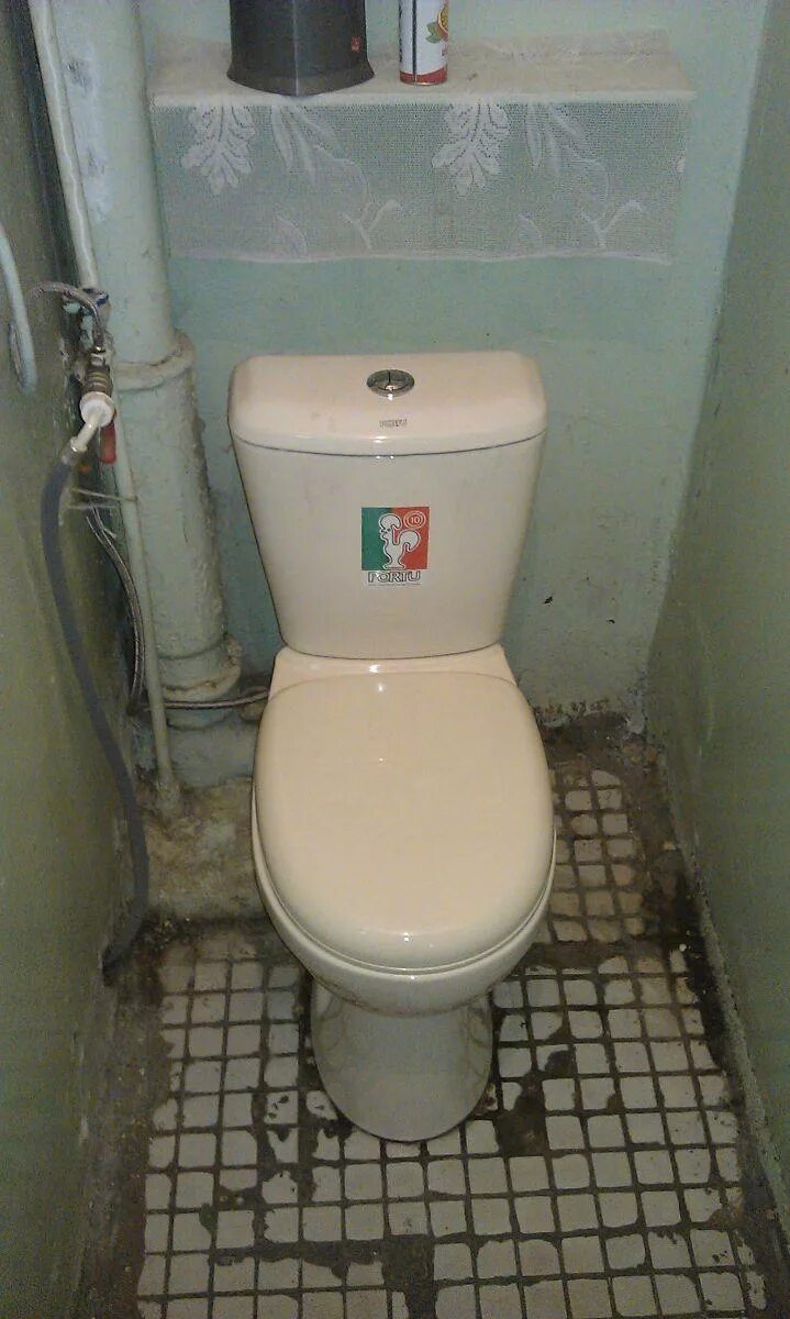 поменять старый унитаз. унитазы в старых квартирах. демонтаж унитаза. демонтаж туалета. унитазы в старых квартирах.